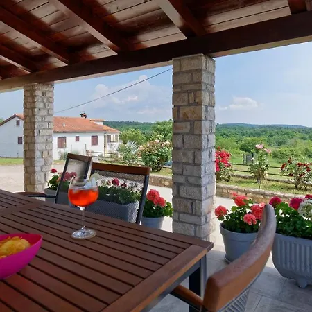 Apartment Larissa By Rent Istria