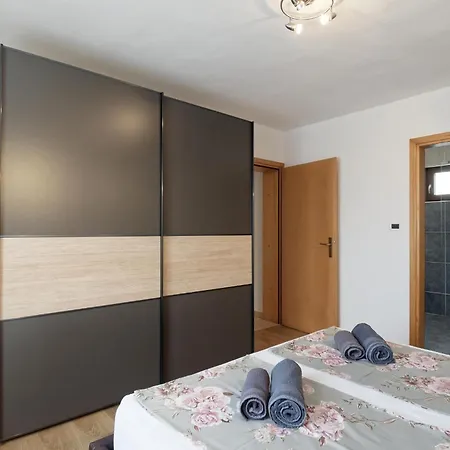 Apartment Larissa By Rent Istria