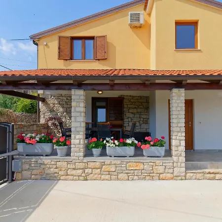 Larissa By Rent Istria Apartamento
